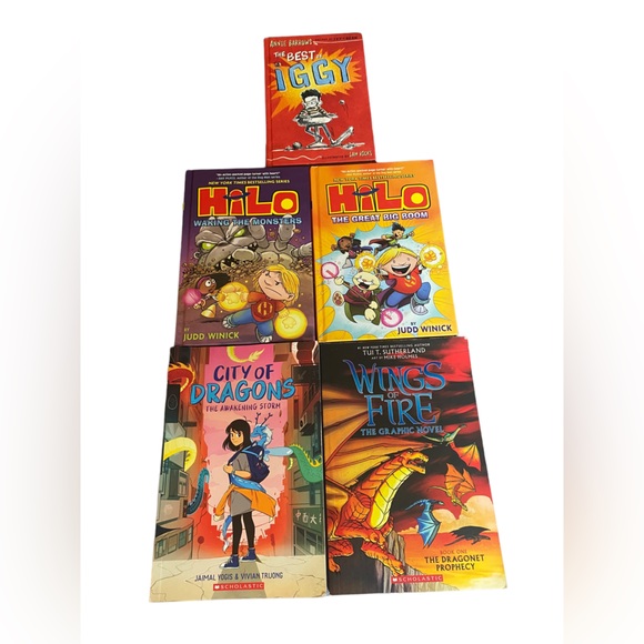 Graphic Novel Bundle incl.  Wings of Fire, HiLo, City of Dragons, Best of Iggy - Picture 2 of 10